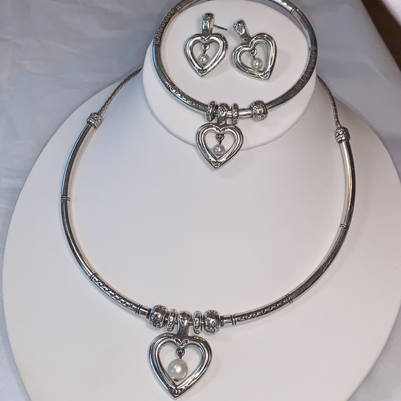 EUC Brighton Essex heart pearl choker necklace w/matching earrings & bracelet - Picture 2 of 9